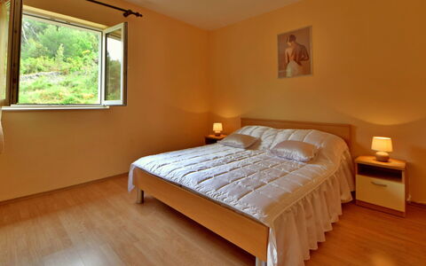 Snježana: Bâtiment, Propriété, Meubles, Fenêtre, Confort, Bois, Ombre, Design Intérieur, Sol
