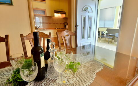 Snježana: Table, Meubles, Vaisselle, Propriété, Plante, Drinkware, Bâtiment, Chaise, Verres À Pied, Bois