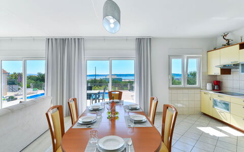 Aurora: Pièce, Propriété, Salle À Manger, Meubles, Design Intérieur, Bâtiment, Immobilier, Table, Maison, Plafond