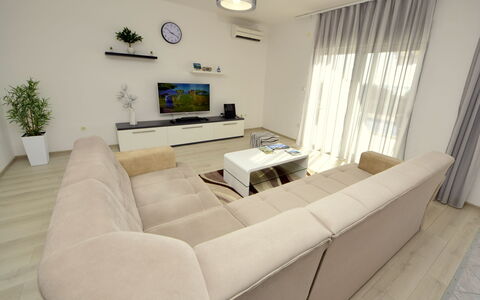 Aurora: Salon, Meubles, Propriété, Pièce, Design Intérieur, Sol, Table, Mur, Table Basse, Bâtiment