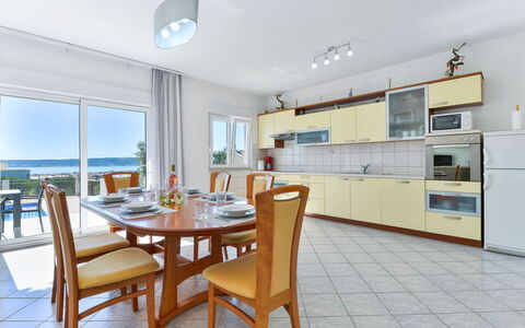Aurora: Propriété, Pièce, Meubles, Immobilier, Bâtiment, Design Intérieur, Jaune, Salle À Manger, Cuisine, Cabinetry