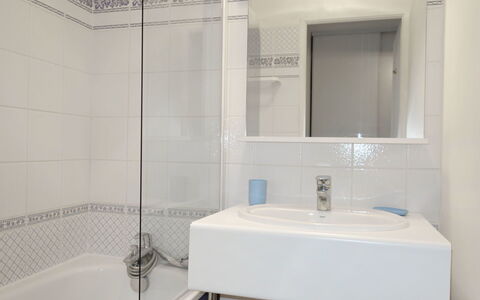 Deauville-Trouville 295: Miroir, Robinet, Luminaire Plomberie, Propriété, Évier, Baignoire, Tete De Douche, Salle De Bains, Douche