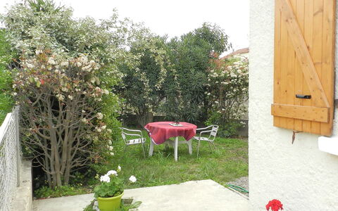 Félicité: Propriété, Cour, Jardin, Arrière-Cour, Arbre, Maison, Herbe, Plante, Pièce, Fleur