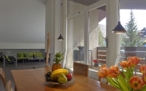 Im Gruebi Apt.5: Meubles, Propriété, Table, Bâtiment, Fleur, Orange, Plante, Bois, Chaise, Design Intérieur