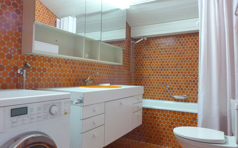 Im Gruebi Apt.5: Buanderie, Sécheuse, Propriété, Miroir, Luminaire Plomberie, Machine À Laver, Produit, Salle De Bains, Armoire De Toilette, Cabinetry