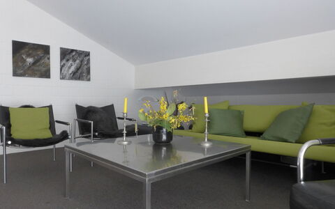 Im Gruebi Apt.5: Table, Meubles, Canapé, Bâtiment, Confort, Plante D'Appartement, Éclairage, Design Intérieur, Plante