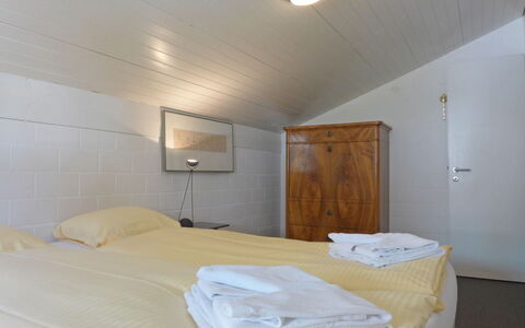 Im Gruebi Apt.5: Confort, Bois, Bâtiment, Sol, Lit, Dur, Plafond, Sol, Literie