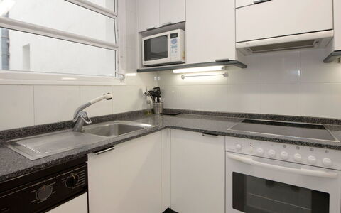 Vila Olímpica: Sant Martí - Sardenya: Comptoir, Propriété, Pièce, Cuisine, Cabinetry, Meubles, Cuisinière, Design Intérieur, Électroménager, Principaux Appliance