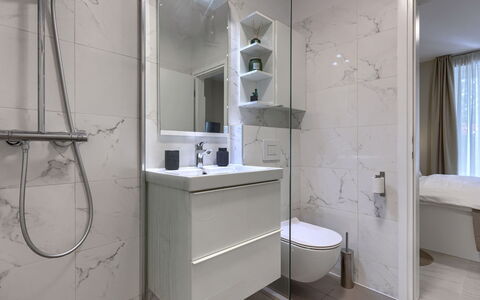 Albona Luna: Design Intérieur, Sol, Sol, Luminaire Plomberie, Salle De Bains, Plomberie, Robinet, Miroir, Pièce, Plafond