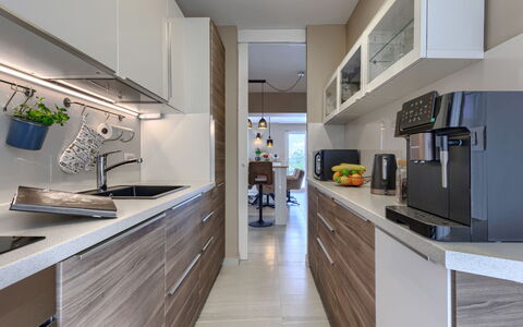 Albona Luna: Cuisine, Comptoir, Design Intérieur, Cabinetry, Appareil De Cuisine, Sol, Meubles, Principaux Appliance, Bois, Luminaire