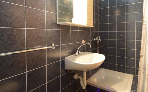 Orebić 122: Salle De Bains, Tuile, Propriété, Pièce, Mur, Céramique, Luminaire Plomberie, Architecture, Robinet, Design Intérieur