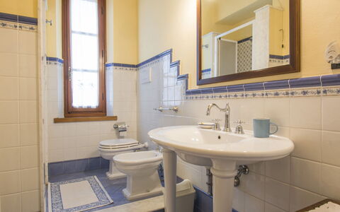 Di Vinci: Salle De Bains, Propriété, Pièce, Architecture, Design Intérieur, Bâtiment, Tuile, Immobilier, Luminaire Plomberie, Maison