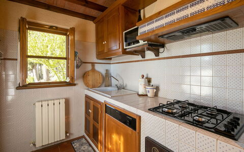 Villa Del Colle: Comptoir, Cabinetry, Propriété, Appareil De Cuisine, Fenêtre, Gaz Poele, Cuisine, Cuisinière, Bâtiment, Bois