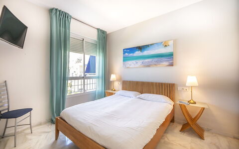 Lorcrimar Ii: Meubles, Propriété, Confort, Bleu Azur, Textile, Bois, Lit, Design Intérieur, Ombre