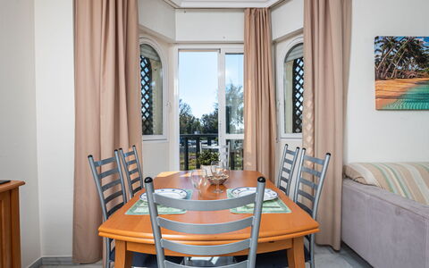Lorcrimar Ii: Table, Meubles, Propriété, Fenêtre, Bois, Chaise, Design Intérieur, Rideau, Sol, Sol