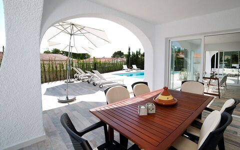 Trebol: Propriété, Pièce, Bâtiment, Maison, Design Intérieur, Meubles, Immobilier, Table, Domicile, Architecture