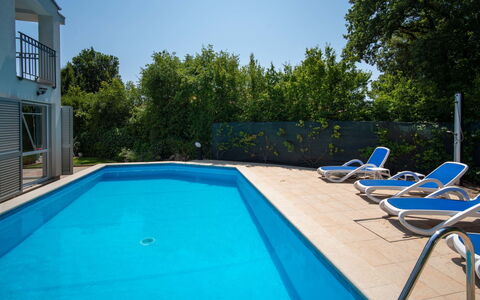 Graziani: Ciel, L'Eau, Plante, Piscine, Bleu Azur, Chaise, Ombre, Bâtiment, Arbre, Fenêtre