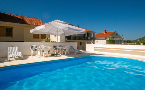 Orebić 121: L'Eau, Ciel, Propriété, Bâtiment, Piscine, Bleu Azur, Maison, Plante, Mobilier De Jardin, Balancelle