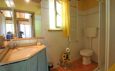 Villa San Rocco: Propriété, Miroir, Luminaire Plomberie, Évier, Fenêtre, Design Intérieur, Robinet, Salle De Bains, Sol