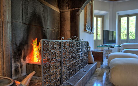 Il Poggio Di Patrignone: Foyer, Cheminée, Pièce, Bâtiment, Chaleur, Design Intérieur, Meubles