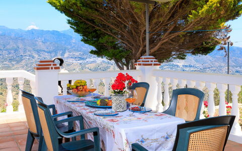 Villa Montemar: Propriété, Table, Pièce, Restaurant, Nappe De Table, Meubles, Vacances, Bâtiment, Maison, Design Intérieur