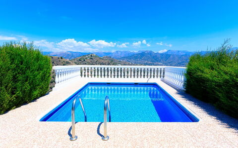 Villa Montemar: Piscine, Propriété, Bleu, Immobilier, Bleu Azur, L'Eau, Maison, Biens, Bâtiment, Ciel