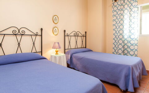 Villa Laura: Chambre, Lit, Meubles, Pièce, Drap De Lit, Propriété, Cadre De Lit, Mur, Design Intérieur, Matelas