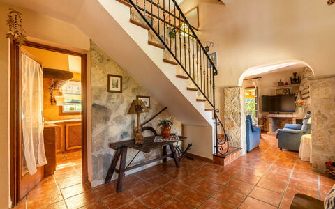 Villa Lavanda: Propriété, Bâtiment, Pièce, Sol, Immobilier, Design Intérieur, Hall, Escaliers, Biens, Parquet