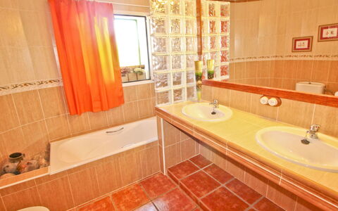 Villa Lavanda: Salle De Bains, Propriété, Pièce, Baignoire, Design Intérieur, Orange, Tuile, Bâtiment, Sol, Immobilier