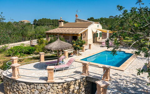 Villa Lavanda: Plante, L'Eau, Propriété, Meubles, Bâtiment, Table, Fenêtre, Bleu Azur, Chaise, Design Intérieur