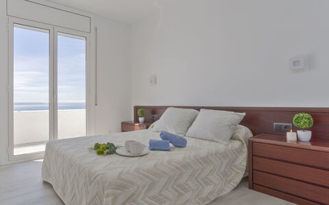 Jeroni Pau: Chambre, Meubles, Pièce, Propriété, Blanc, Lit, Design Intérieur, Sol, Cadre De Lit, Mur