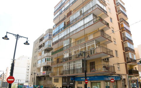 Gabriel 01: Bâtiment, Ciel, Éclairage Public, Infrastructure, Roue, Fenêtre, Design Urbain, Condominium, Espace Public