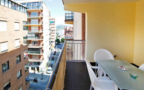 Gabriel 01: Meubles, Jour, Bâtiment, Propriété, Fenêtre, Table, Chaise, Ciel, Design Intérieur, Design Urbain