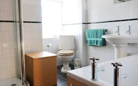 Dunan: Robinet, Luminaire Plomberie, Évier, Propriété, Lavabo, Salle De Bains, Noir, Design Intérieur, Violet