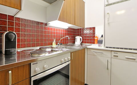 Apollo: Pièce, Propriété, Comptoir, Cuisine, Cabinetry, Meubles, Design Intérieur, Tuile, Bâtiment, Cuisinière