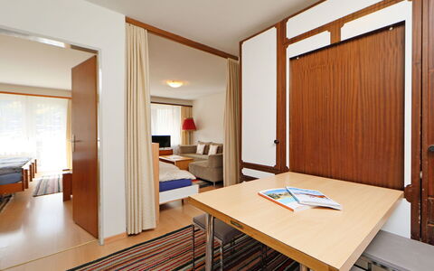 Apollo: Pièce, Meubles, Design Intérieur, Propriété, Bâtiment, Maison, Plafond, Architecture, Table, Sol