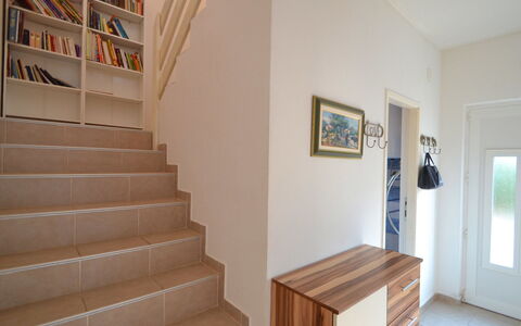 Anđela: Propriété, Escaliers, Pièce, Mur, Design Intérieur, Bâtiment, Maison, Sol, Immobilier, Architecture
