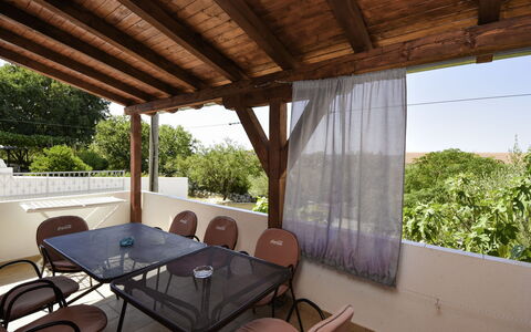 Anđela: Propriété, Meubles, Table, Chaise, Ombre, Bois, Design Intérieur, Plante, Architecture, Mobilier De Jardin