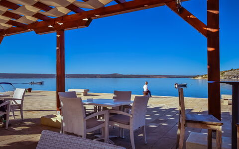 Anđela: L'Eau, Ciel, Table, Meubles, Propriété, Bleu, Bleu Azur, Chaise, Ombre, Bois