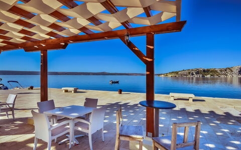 Anđela: L'Eau, Ciel, Meubles, Propriété, Bleu, Table, Ombre, Bleu Azur, Chaise, Mobilier De Jardin