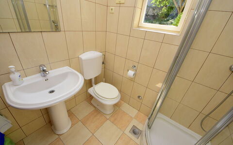 Villa Palma: Robinet, Luminaire Plomberie, Lavabo, Propriété, Évier, Siège De Toilette, Toilette, Salle De Bains, Violet, Design Intérieur
