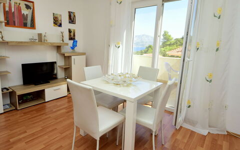 Villa Bay View: Pièce, Propriété, Meubles, Sol, Design Intérieur, Table, Salle À Manger, Parquet, Bâtiment, Maison