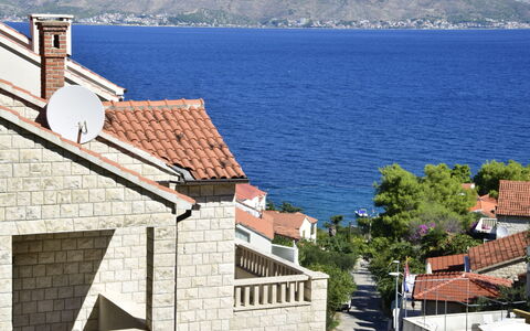 Villa Bay View: Toit, Propriété, Ville, Maison, Ciel, Bâtiment, Domicile, Vacances, Bleu Azur, Architecture