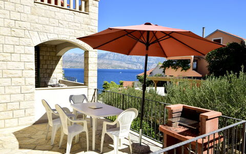 Villa Bay View: Plante, Ciel, Table, Meubles, Propriété, Bâtiment, Chaise, Ombre, Parapluie, Mobilier De Jardin