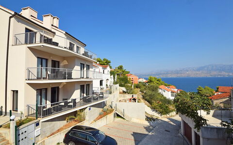 Brač Postira 104: Roue, Ciel, Bâtiment, Fenêtre, Véhicule, Voiture, Design Urbain, Plante, Arbre