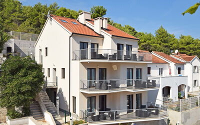 Brač Postira 104: Ciel, Bâtiment, Propriété, Plante, Fenêtre, Arbre, Maison, Design Urbain, Façade