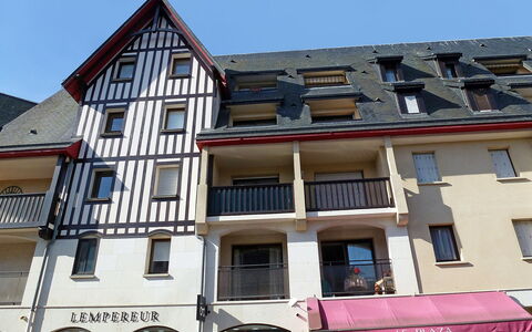 Le Plazza: Ciel, Fenêtre, Bâtiment, Design Urbain, Matériel De La Propriété, Zone Résidentielle, Immobilier, Toit, Ville