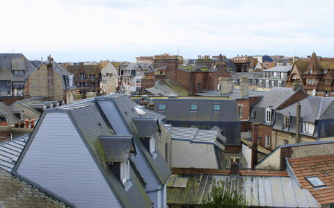 Le Plazza: Ciel, Bâtiment, Nuage, Fenêtre, Maison, Design Urbain, Quartier, Zone Résidentielle, Toit