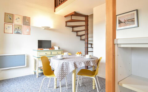 Le Plazza: Meubles, Table, Cabinetry, Chaise, Bois, Design Intérieur, Sol, Sol, Cuisine, Dur