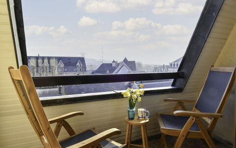 Le Plazza: Ciel, Nuage, Meubles, Table, Propriété, Bâtiment, Chaise, Fleur, Fenêtre, Plante